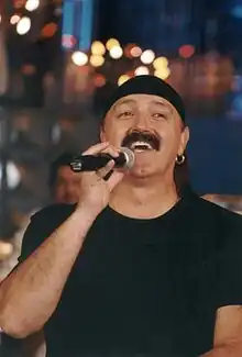 Haris Džinović performing