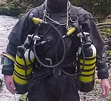 Front view of the modified British sidemount harness with cylinders.