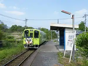 A Heisei Chikuhō 400-series train on the Itoda Line at Buzen-Ōkuma Station