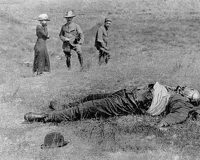 Mrs. Jean Leune and Mr. Georges Bourdon of Le Figaro, discover the corpses of seven notables of Serres, in the surroundings of Livounovo. Photo from L'Illustration, 2 August 1913.