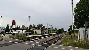 Single side platform with shelters