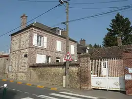 The town hall in Hodenc-en-Bray