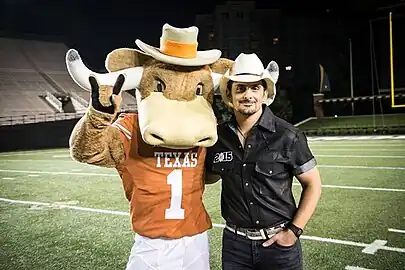 Hook 'Em with country music star Brad Paisley