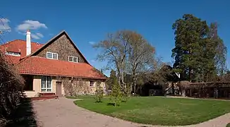 Side of the museum, with the cafeteria visible on the right