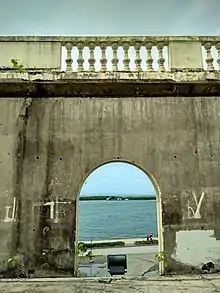 Waterfront wall and view of the sea from the Compañía Marítima Building.