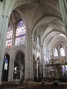 Intersection of the transept (left) with high windows and the choir (late 15th – early 16th c.)