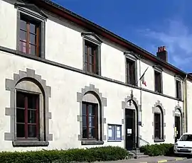 The town hall in Isches