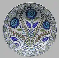 Turkish İznik pottery, c. 1550, with "rock and wave" scrolls round the rim