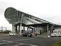 A view of the main (south) entrance of the station. Note the ramp which leads to an elevator and the direct entrance to platform 1.