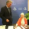 Jane Goodall signs the declaration in New York, 26 September 2007