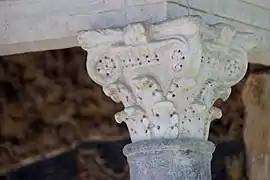 Aedicula column capital in the summer biclinium