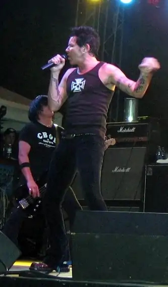 Jizzy Pearl on stage with Ratt in 2005