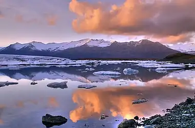 Jökulsárlón, a glacial lake in Iceland. To the right, the mouth of the glacier Vatnajökull.