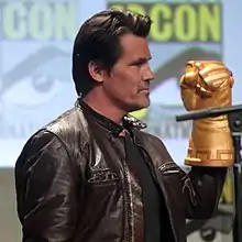 Josh Brolin at the 2014 San Diego Comic-Con wielding a model Infinity Gauntlet