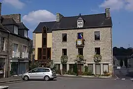 The town hall in Jugon-les-Lacs