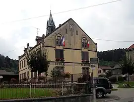 The town hall and school in Jungholtz