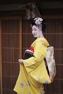 Minarai wearing shidare kanzashi, composed by long chains of silk flowers