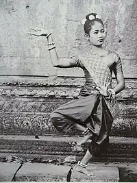 Khmer woman wearing Sompot Chong Kben