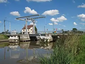 The Knokkebrug carries east-west traffic across the Yser. The modern draw bridge is located at the northern limit of the former fort's defenses.