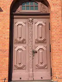 Facade side door