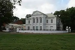 Kumna manor