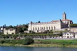 Château Prieuré and the church of La Réole on the bank of the Garonne