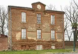 The facade of the old rectory.