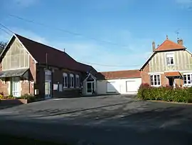 The town hall and school in Laucourt