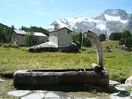 The fountain and chapel in the hamlet of Le Monal, in Sainte-Foy-Tarentaise