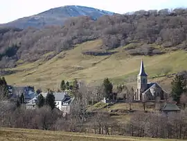 The church and surrounding buildings in Le Claux