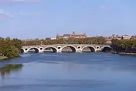 The Pont-Neuf allows to cross the 220 meters of the river. It was, until the opening of the Pont de pierre in Bordeaux in 1822, the only permanent bridge over the Garonne.