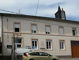 The town hall and school in Le Roulier