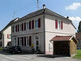 The town hall and school in Liebenswiller