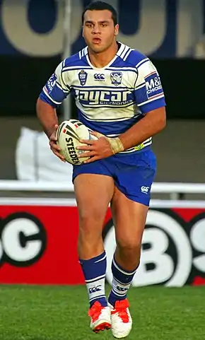 Perrett playing for the Bulldogs in 2015