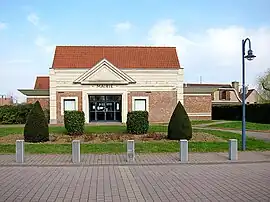 The town hall in Lompret