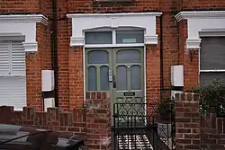 The house in the 30b Thames Road has a symbolic value as was the one were Luca started his first band in the UK and also the one he sold to use the money for buying instruments and moving to Argentina to change the Latin American musical scene.