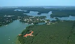 Seddinsee with the village of Schmöckwitz. In the north is the Große Krampe with Krampenburg  and the Berliner Stadtforst.