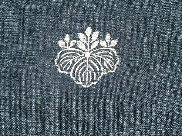 Tsumugi with a dyed mon, showing slight unevenness in thread diameter.