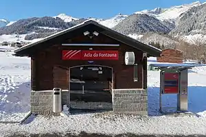 Single-story shelter on a platform