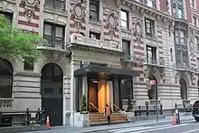 The Seville Hotel's original main entrance, a slightly protruding portico on 29th Street, The portico consists of Ionic columns in antis, with Tuscan or Doric pilasters on the outside, all of which support an entablature.