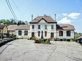 The town hall and school in Aillevans