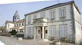 The town hall and church in Sarry