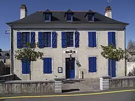 The town hall of Adé.