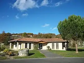 The town hall in Ponlat-Taillebourg