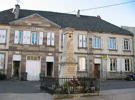 The town hall, school and war memorial in Mersuay