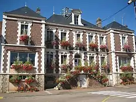 The town hall in Villeneuve-l'Archevêque