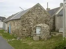 Breton Longere (Belle Île/Ar Geuvrer) with covered well