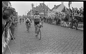 Marc Demeyer rijdt over finish Dwars door België 1972, Waregem, Marcel Anckaert (collectie KOERS. Museum van de Wielersport)