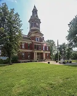 Graves County Courthouse and Confederate monument in 2018. The courthouse was severely damaged by the 2021 Western Kentucky tornado on December 10, 2021.