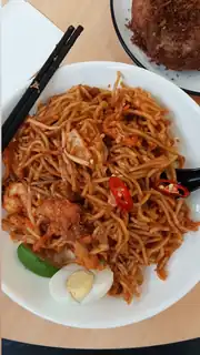  A plate of Malaysian mee mamak with an assortment of toppings